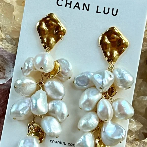 🌺🎉HP🎉🌺 NWT Anthropologie Chan Luu Gold and Pearl Cluster Chandeliers - Picture 7 of 15